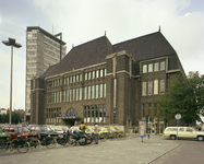 115136 Gezicht op het Hoofdpostkantoor (Neude 11) te Utrecht, met links de Neudeflat (Vinkenburgstraat 26).